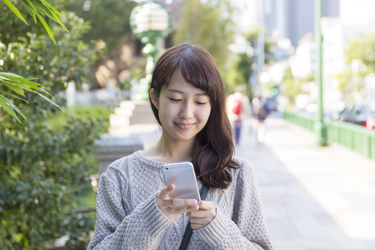 福岡でバイトを探す女性